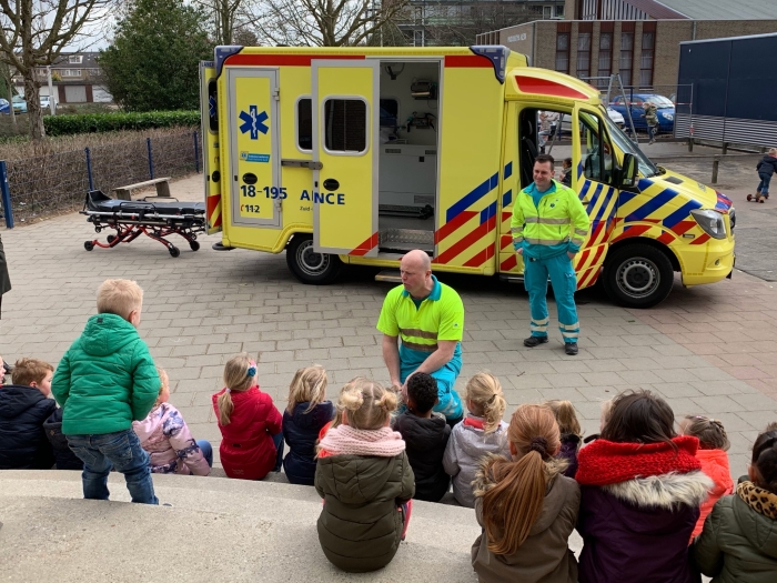 Hier wordt door een ambulancemedewerker iets verteld over de ambulance