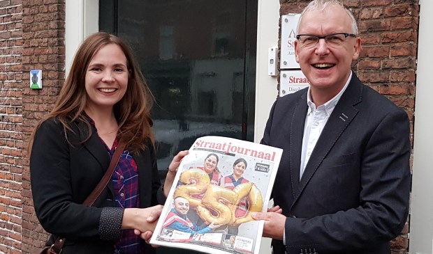 De nieuwe samenwerking wordt bezegeld door Gwendelyn Luijk (hoofdredacteur Straatjournaal) en Rob Wieleman (ondernemer Kennemer Business)