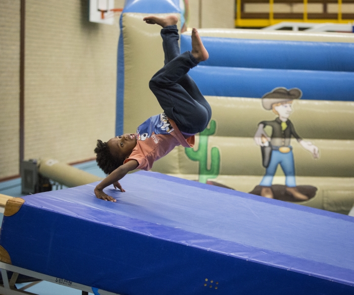 Kind in actie tijdens de SportInstuif