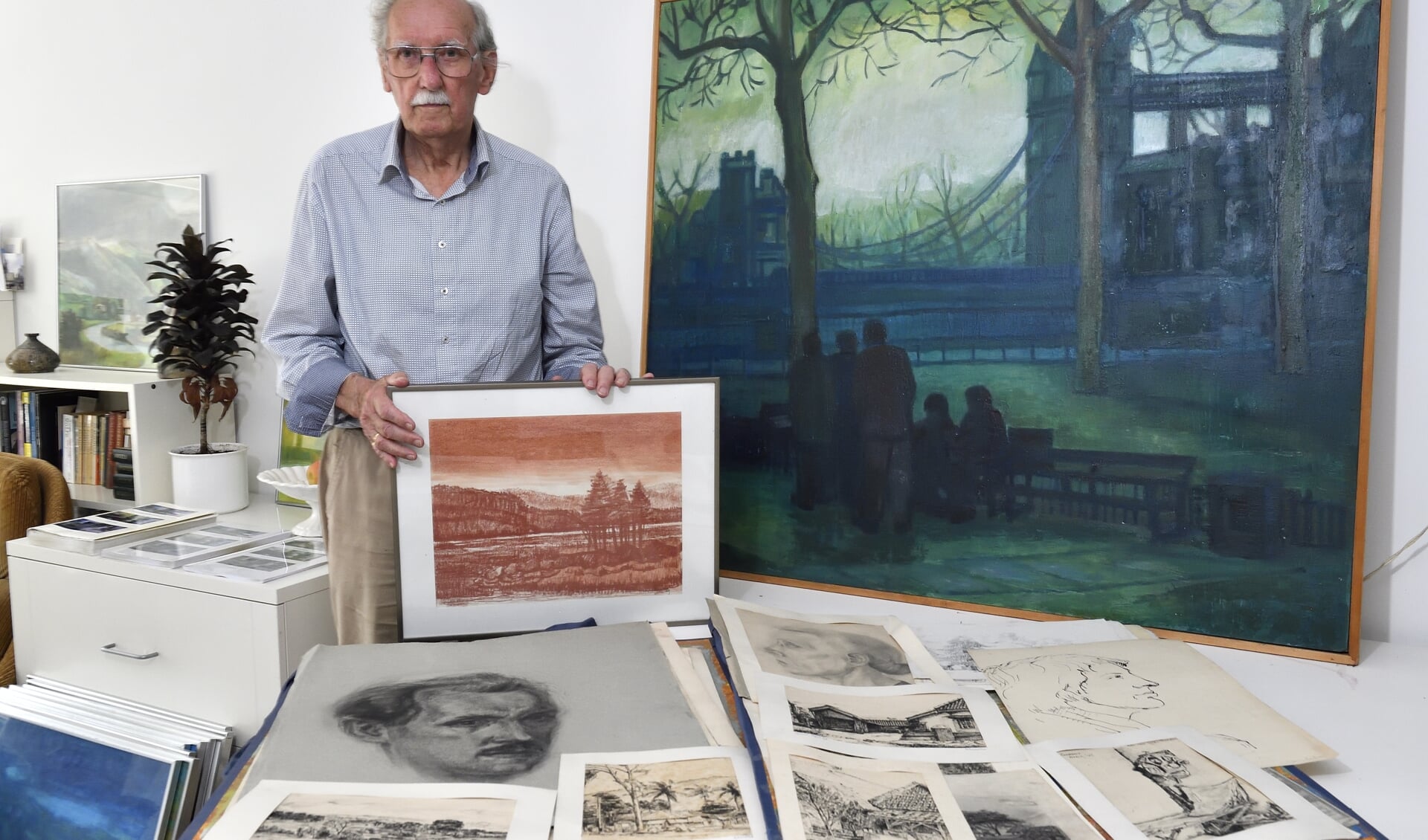Herman Klaasen (94) verkoopt zijn kunstwerken in Wijkmuseum Soesterkwartier.