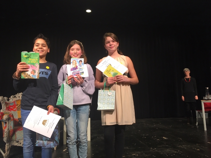 vlnr: Verne, Annemarijne en Florijn zijn de drie schoolkampioenen die door gaan naar de Regionale Voorleeswedstrijd