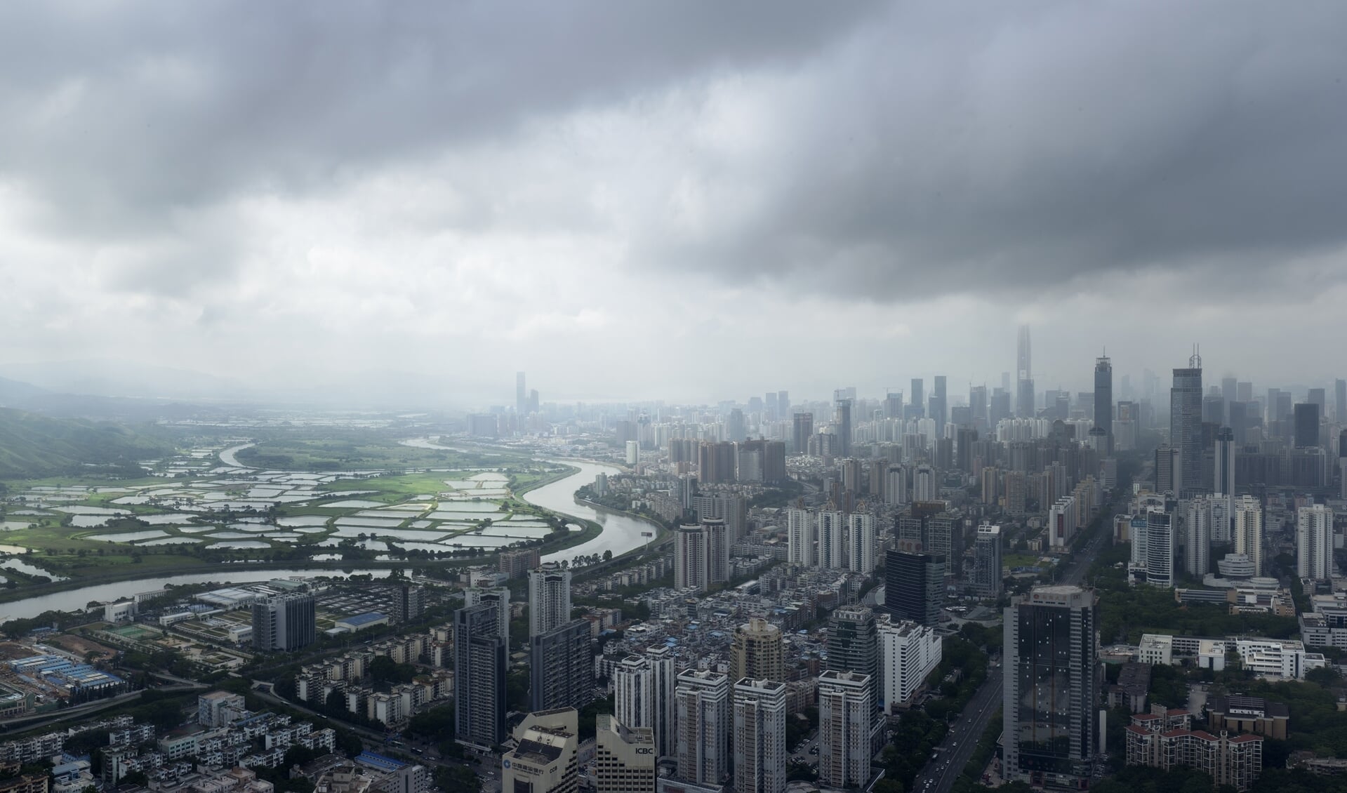 De Chinese miljoenenstad Shenzhen verbeeld in ‘Entr'acte’ van Frank van der Salm.