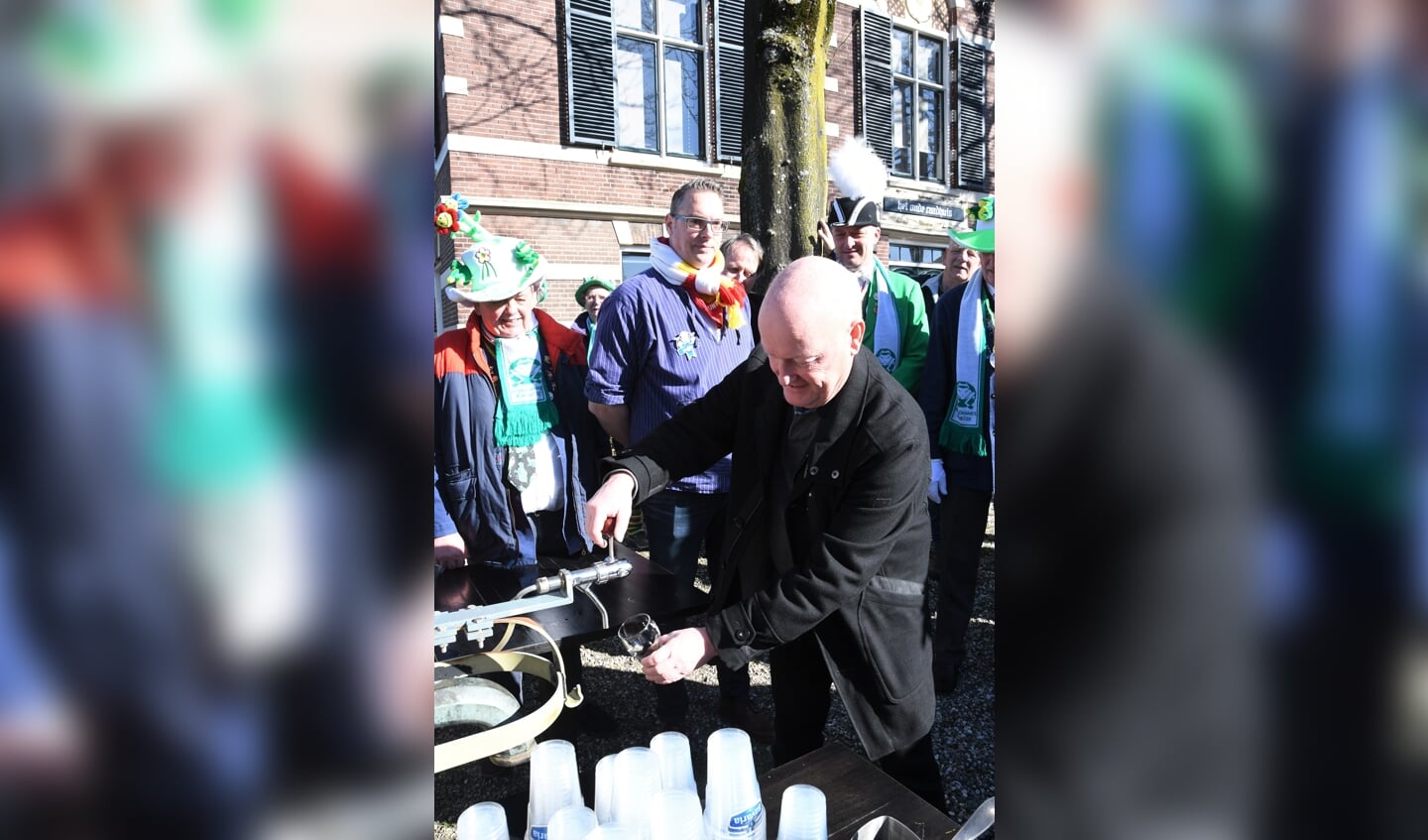 Burgemeester Ruud van Bennekom van de Gemeente Bunnik tapt zijn eerste biertje uit de dorpspomp in Bunnik