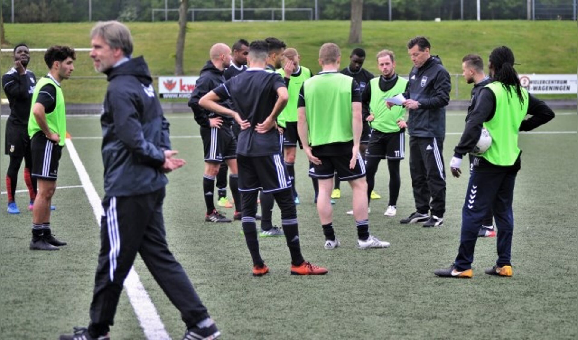 De nieuwe trainer Jan Oosterhuis (rechts), voormalig FC Wageningen speler, nam al eerder als technisch adviseur, een training over van de nu ontslagen Lodewijk de Kruif (voorgrond). (foto: gertbudding.nl)