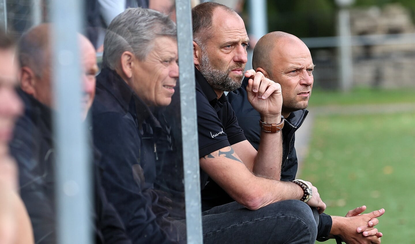 Maarten Boekenoogen (tweede van rechts) neemt na negen seizoenen afscheid als assistent-trainer van Lunteren.