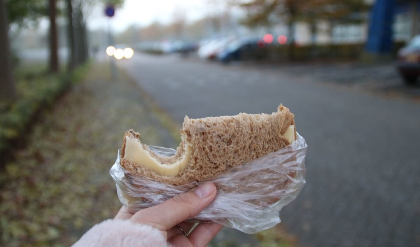Een broodje kaas uit zo’n zakje, omdat ik het best typisch vind dat wij Nederlanders zo vaak eten terwijl we onderweg zijn. We nemen er ook de tijd niet voor. In Marokko is mijn lunch een heel gerecht waar je voor gaat zitten en de tijd voor neemt. Ik heb een broodje kaas gefotografeerd omdat mijn m