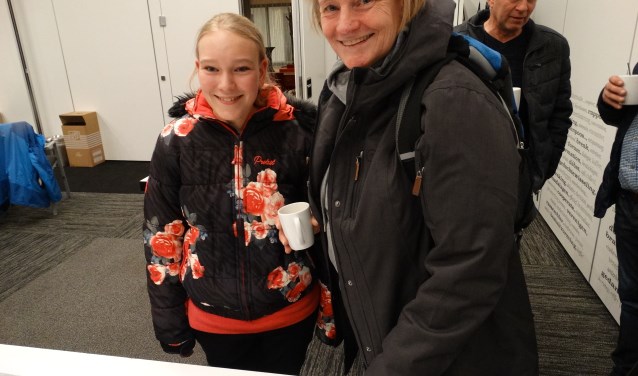 Elena kijkt samen met haar moeder hoe haar fietsroute in de toekomst eruit komt te zien