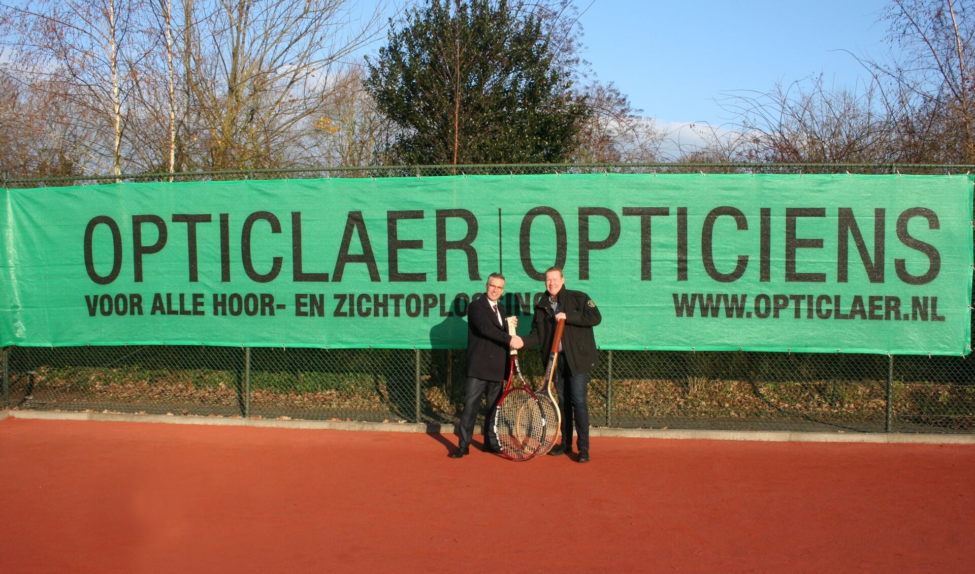 Wim Lafeber, eigenaar Opticlaer opticiens en Dimitry Wijnen, voorzitter LTV Randenbroek