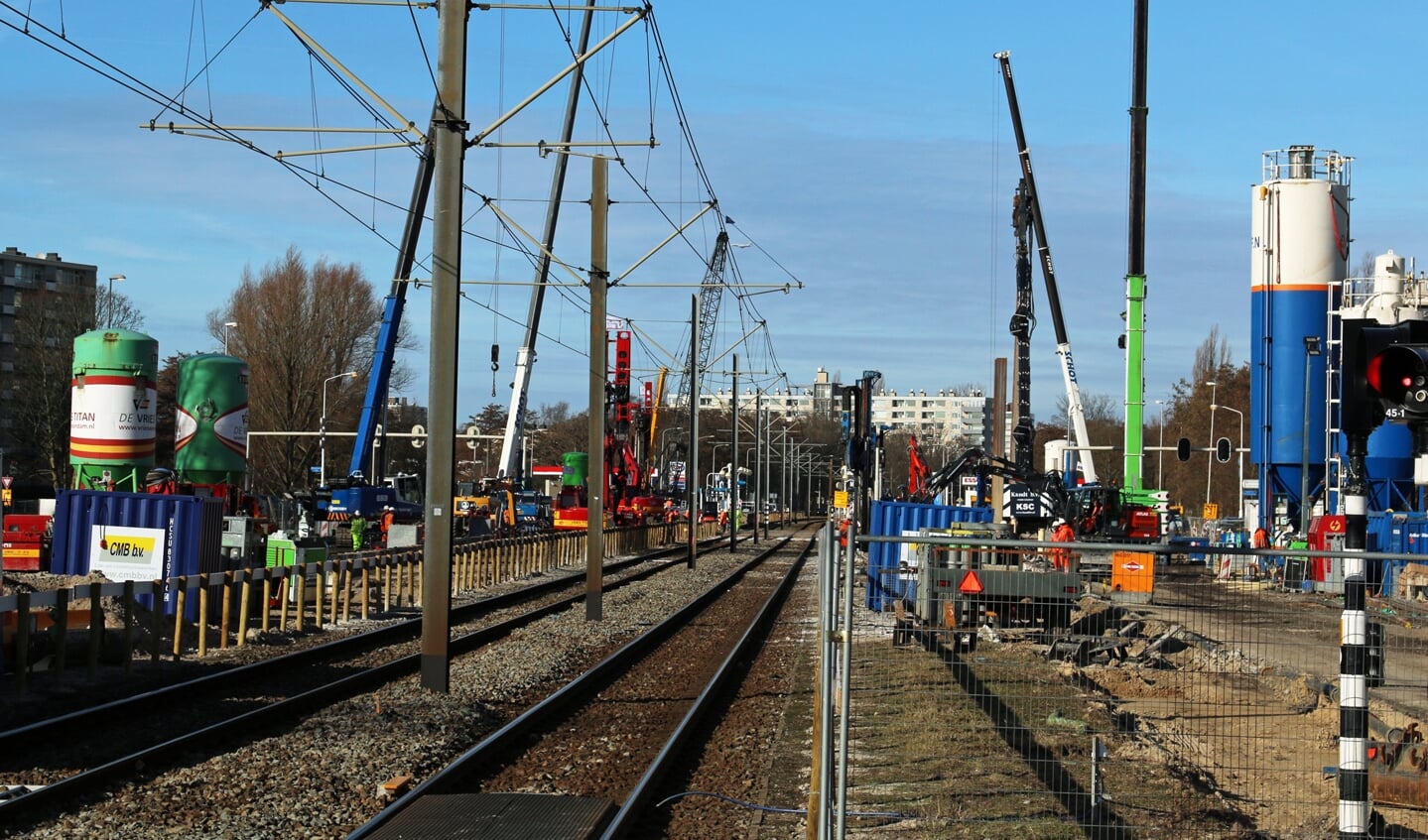 Werkzaamheden aan de tramlijn bij de tijdelijke halte Biesbosch.