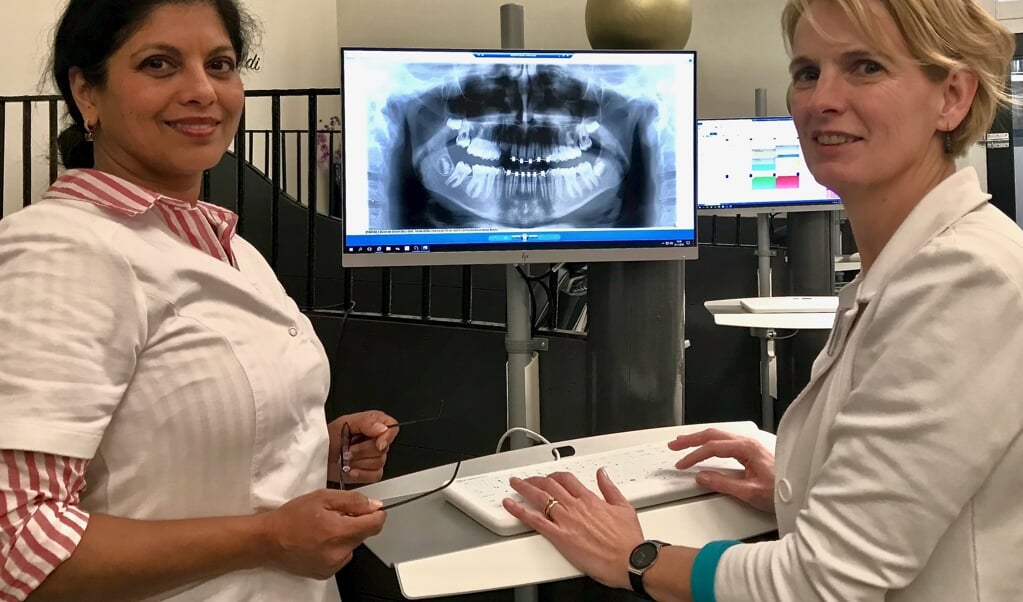 Orthodontist Saskia Binda (l) en Esther de Greef, praktijkmanager en secretaresse, in de nieuwe praktijk in het koetshuis van Kasteel Schaffelaar.
