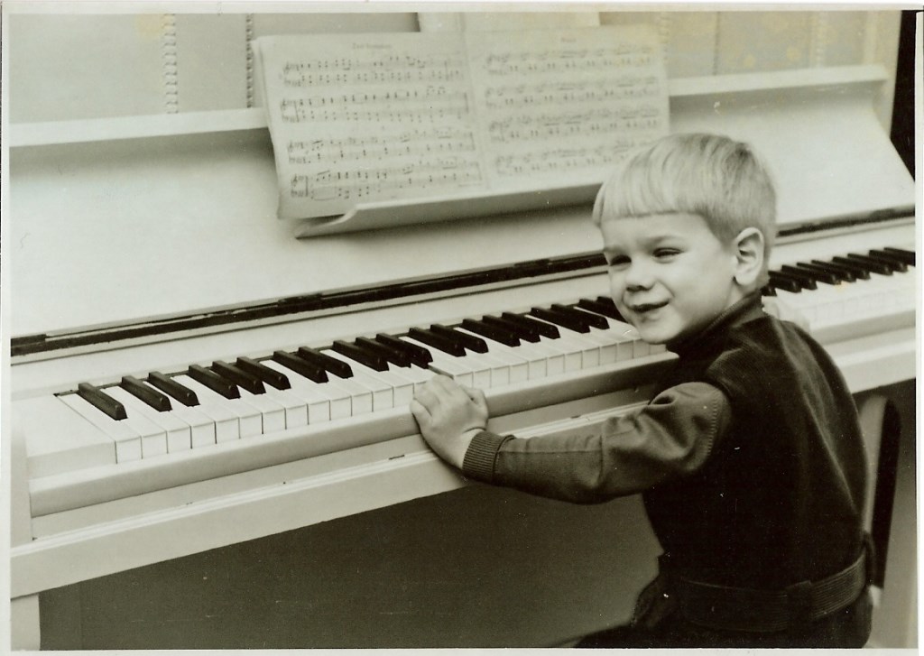 Als kleuter was Eric-Jan al gek op de piano. (1970)