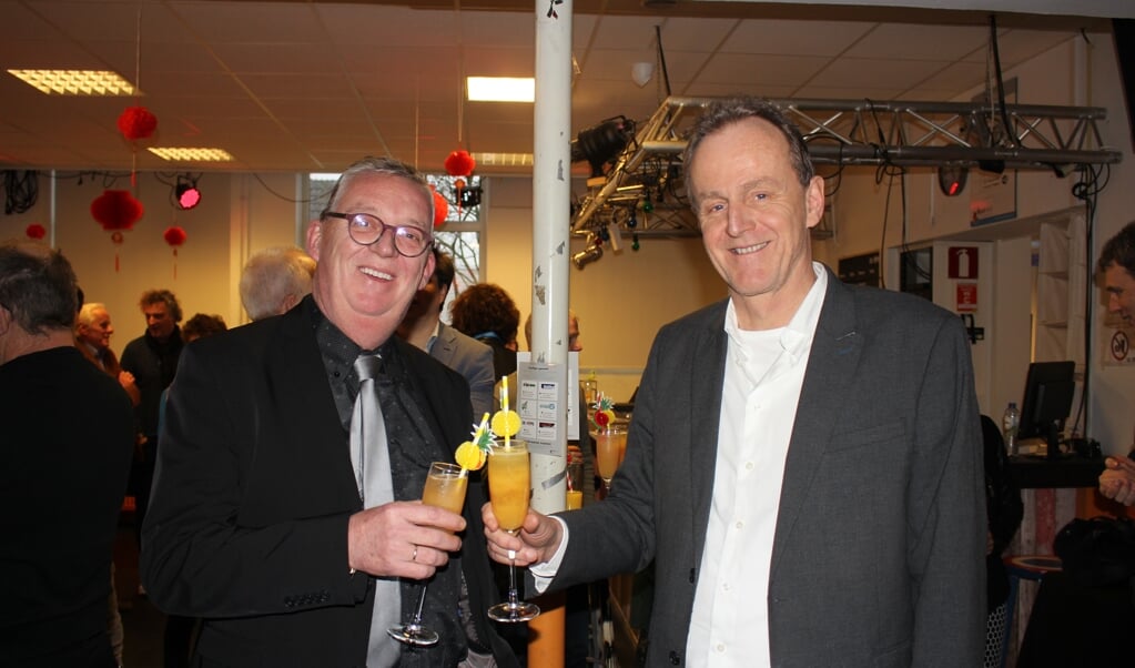 Maarten Askamp links en Peter Schrauwen toosten met een alcoholvrije cocktail op het nieuwe jaar.