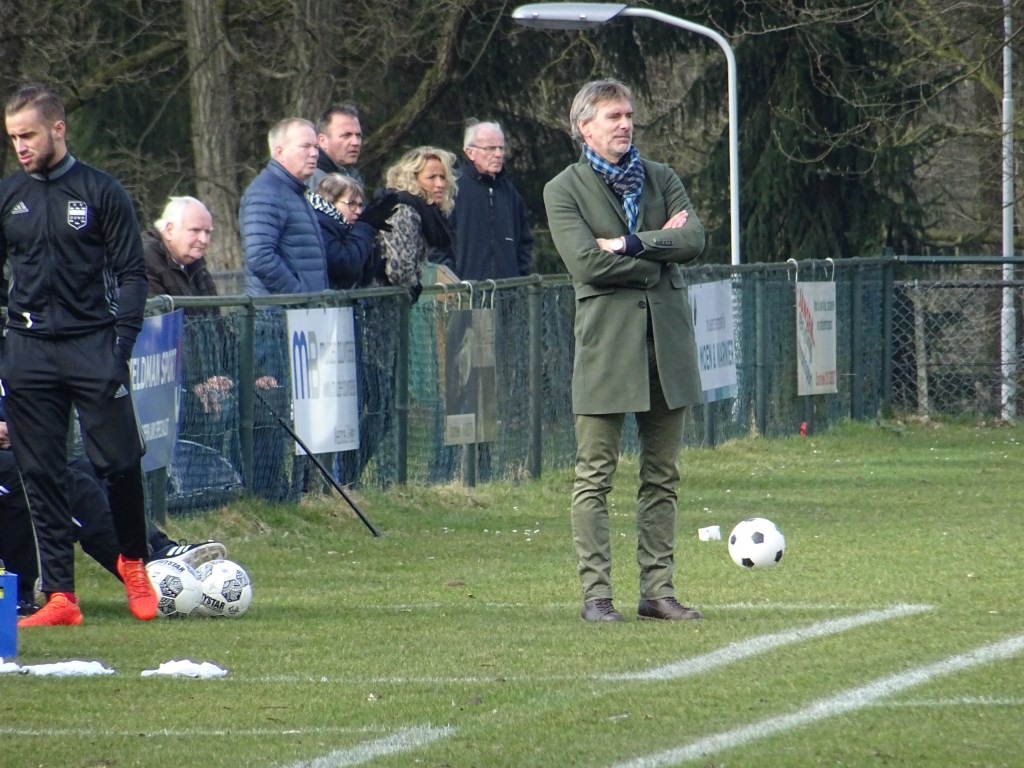 Bij Duno heeft men na een reeks teleurstellende resultaten afscheid genomen van trainer Lodewijk de Kruif .