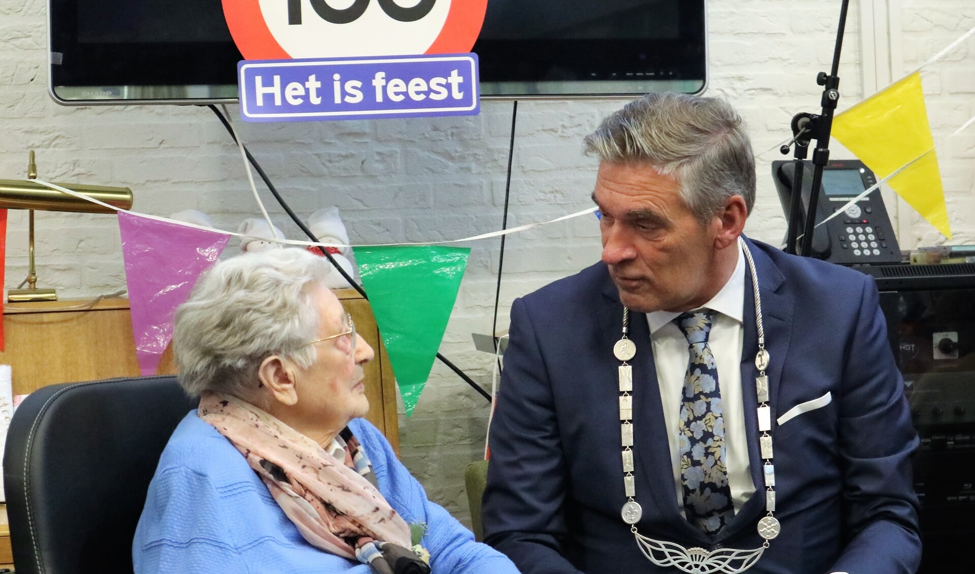 Burgemeester Naafs in gesprek met mevrouw van Dijk.