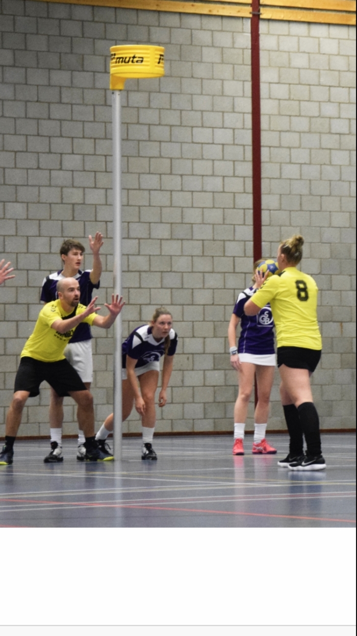 Daphne van Piggelen staat klaar voor een vrije bal