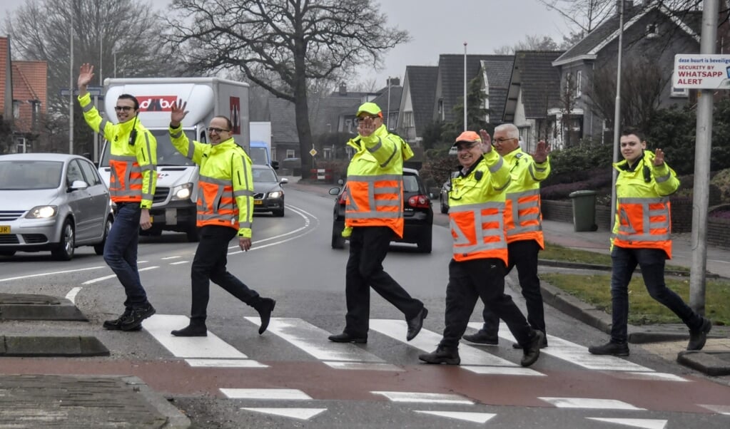 Na ruim twee jaar trouwe dienst, nemen de verkeersregelaars vandaag afscheid van de rotonde Thorbeckelaan/Schoutenstraat.