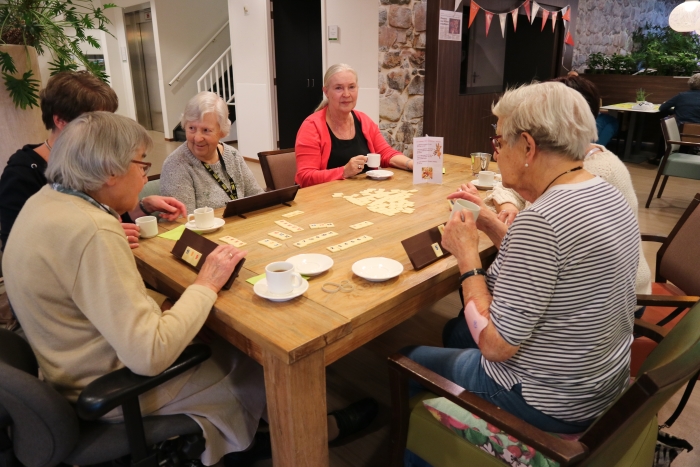 Het een na het andere spel kwam op tafel. De vrijwilligers brengen veel gezelligheid.