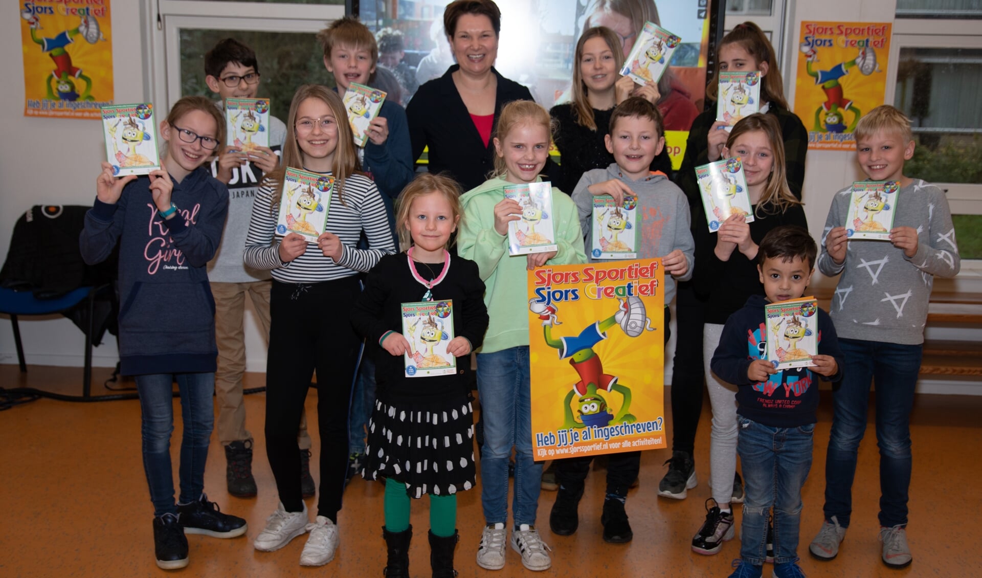 Basisschool Meander kreeg maandag als eerste school het nieuwe boekje van Sjors Sportief en Sjors Creatief uitgereikt.