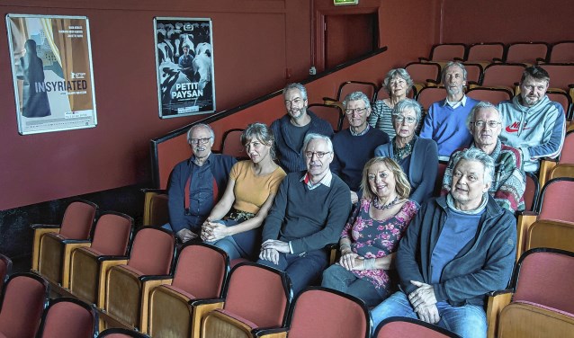 De groep vrijwilligers van Het Filmhuis in de bioscoopzaal, vorig jaar februari. Filmhuis Artishock bestond toen 40 jaar.