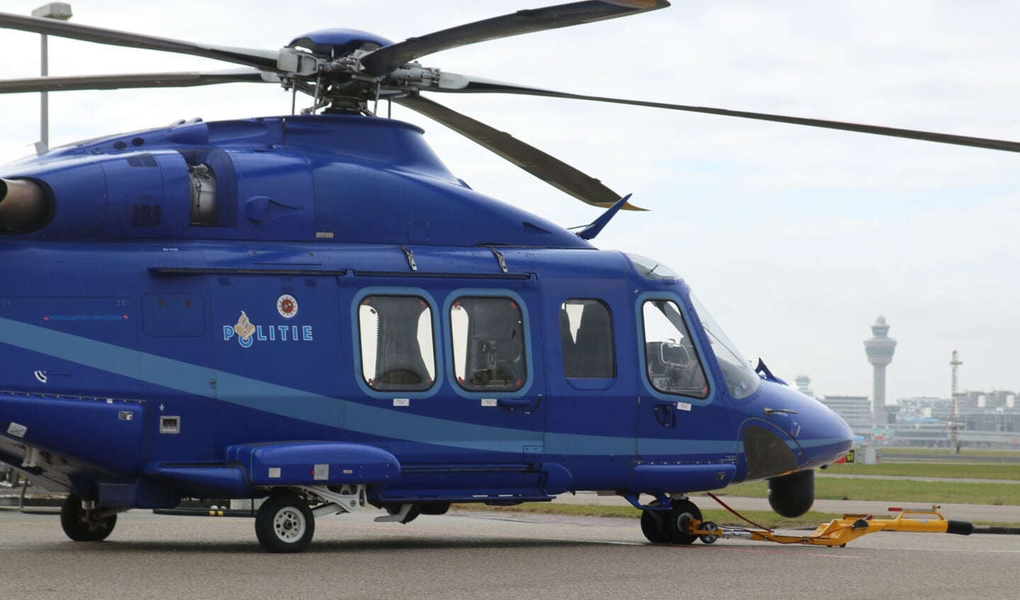 De grotere AgustaWestland AW139 op het platform op Schiphol-Oost.