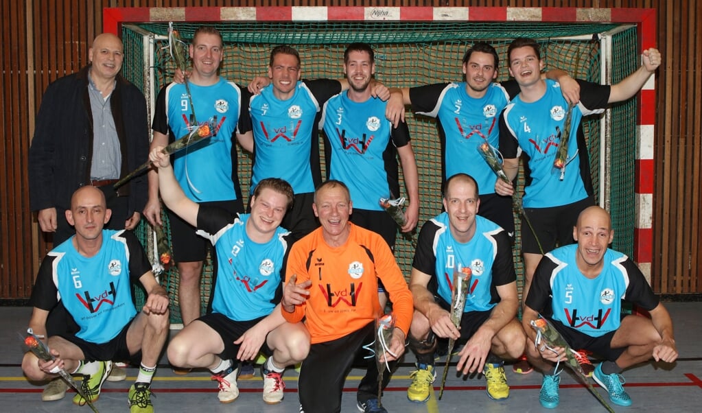 De Baarnse kampioenen direct na afloop van de wedstrijd in Soest gisteren.