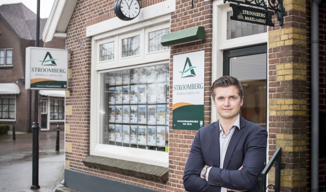 Harmen Stroomberg voor het pand aan de Molenparkweg 10 in Lunteren.