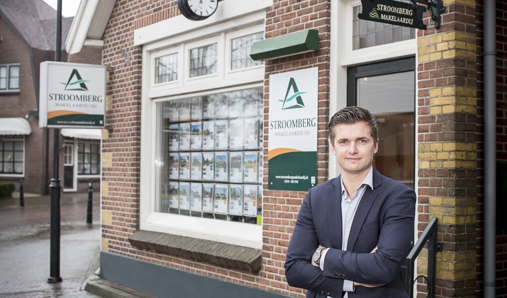 Harmen Stroomberg voor het pand aan de Molenparkweg 10 in Lunteren.