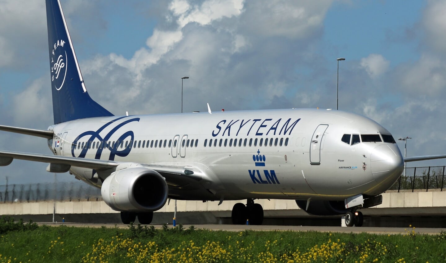 KLM is lid van Skyteam en deze Boeing 737 heeft een speciale Skyteam beschildering.