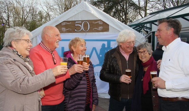 Leden van het eerste uur halen herinneringen op. Voorzitter Syne Jan de Jongh (r) komt veel aan de weet.