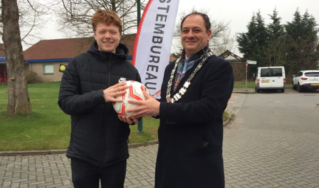Tom Smeding kreeg een voetbal van burgemeester Gerolf Bouwmeester.