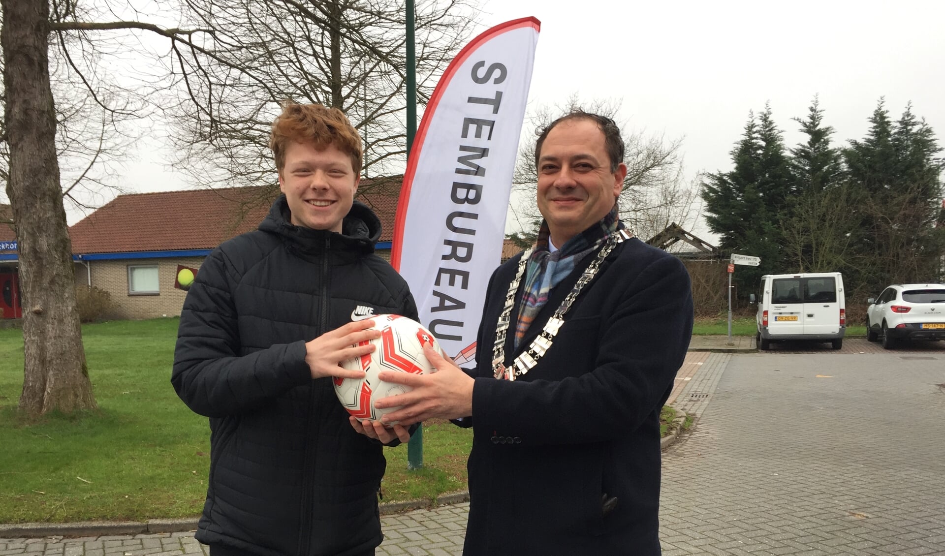 Tom Smeding kreeg een voetbal van burgemeester Gerolf Bouwmeester.