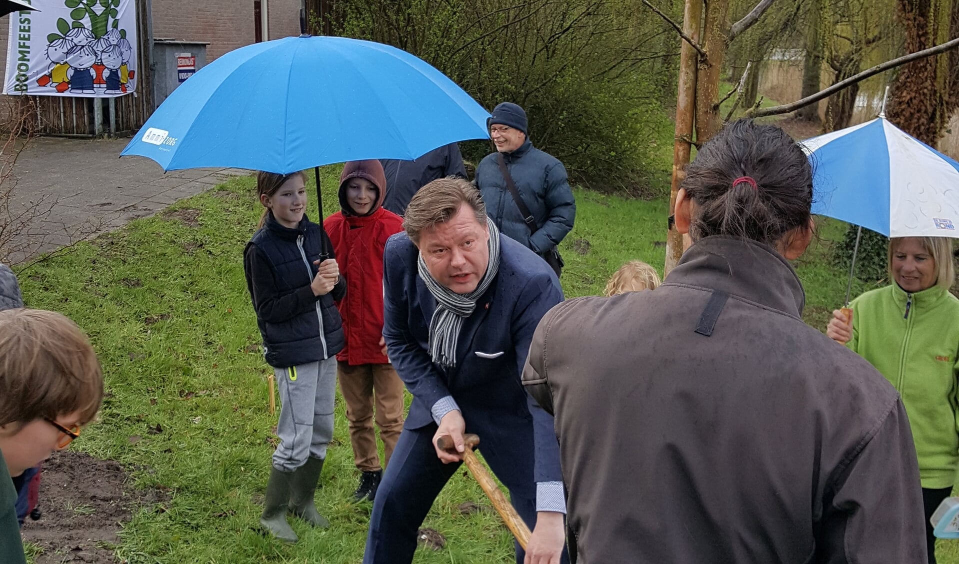 Wethouder Kees Kraanen plant de eerste boom voor het voedselbos in Liendert Amersfoort
