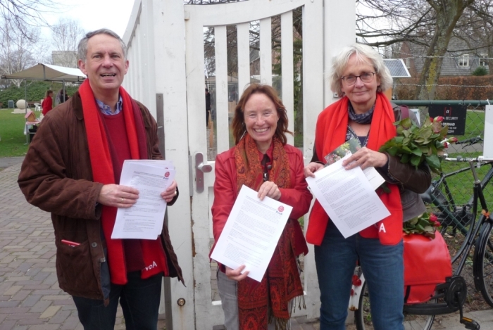 Annette de Vries (midden) neemt de verbeterpuntenlijst mobiliteit in de regio in ontvangst van Barbara van Balen en Pieter van der Hoeven