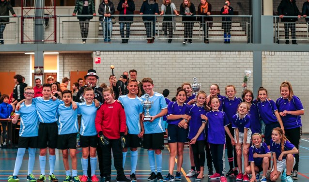 De winnende teams met links Beatrixschool en rechts Callunaschool.