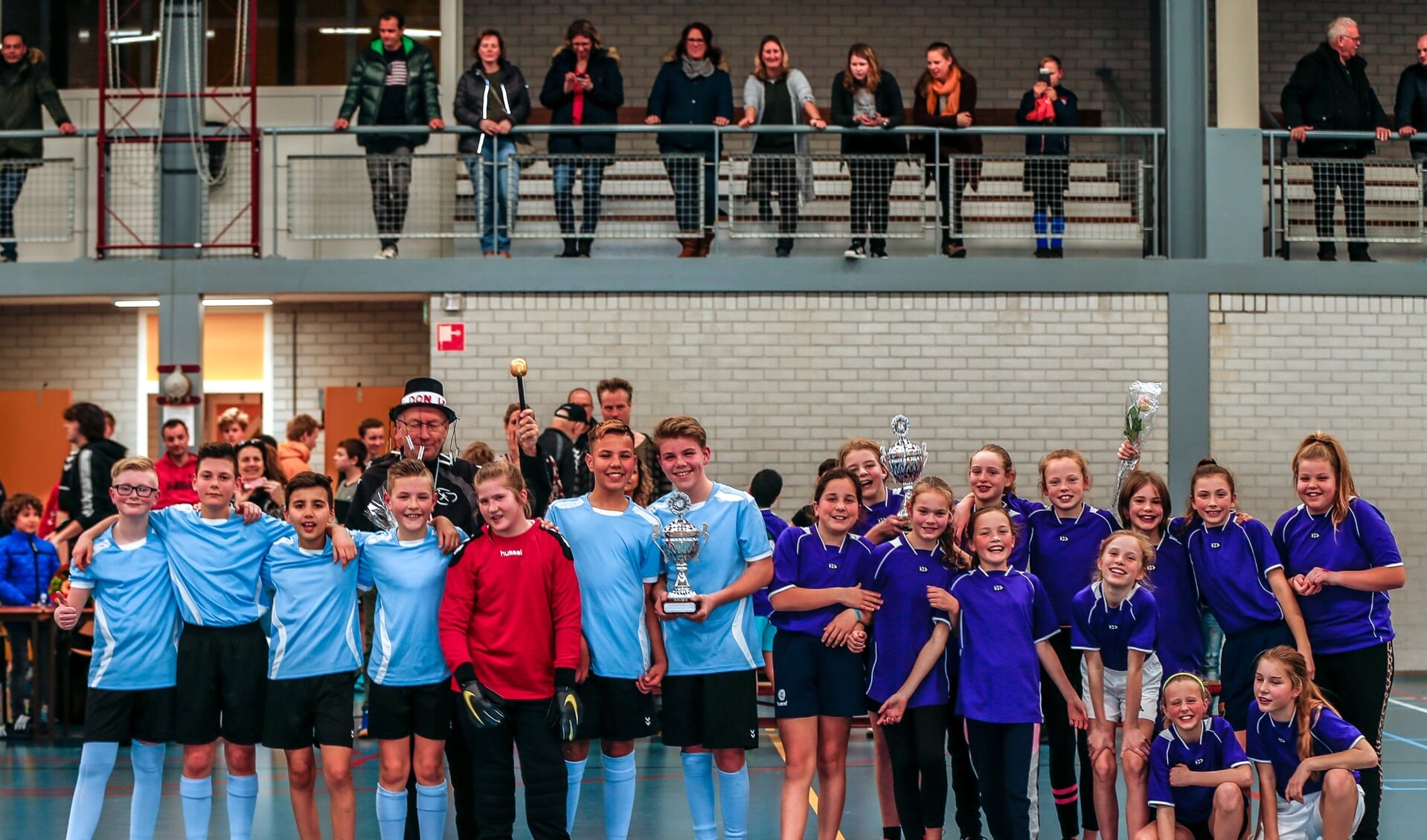 De winnende teams met links Beatrixschool en rechts Callunaschool.