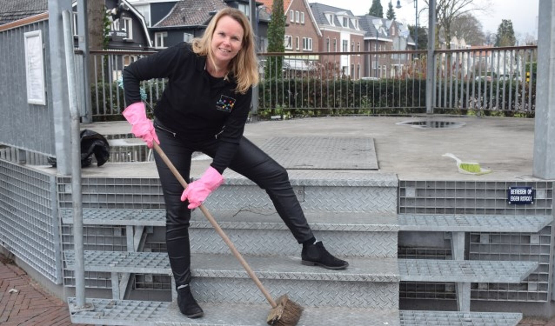 Monique Emmen geeft alvast het goede voorbeeld.