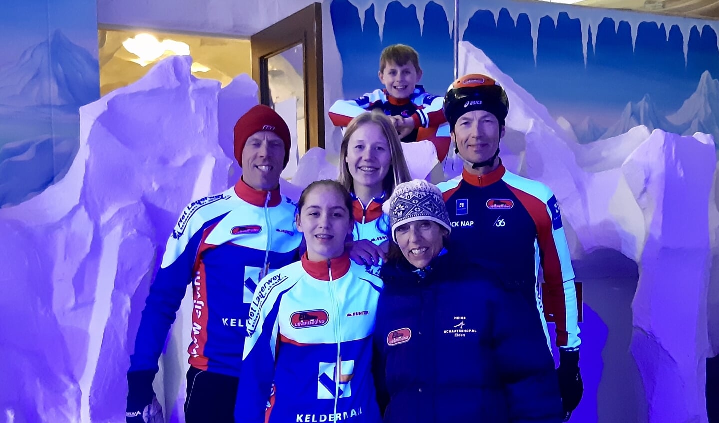 Niels en Jasmijn Hiddink, Marit en Pauljohan van Andel, Tijnis Verhoeff en Marianne Versloot sloten het schaatsseizoen af met een derde plaats.