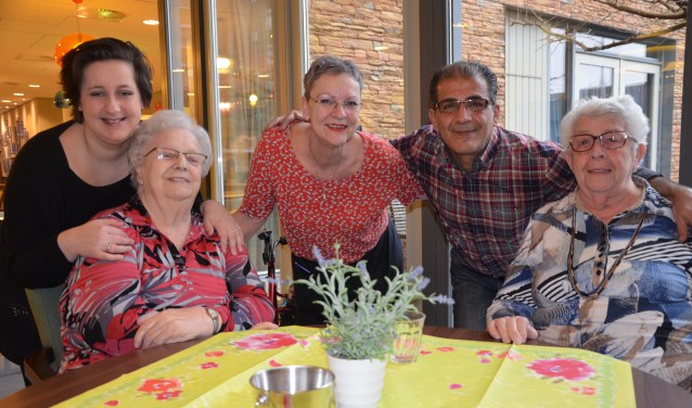 Koeresh (2e van rechts) te midden van collega's en bewoners