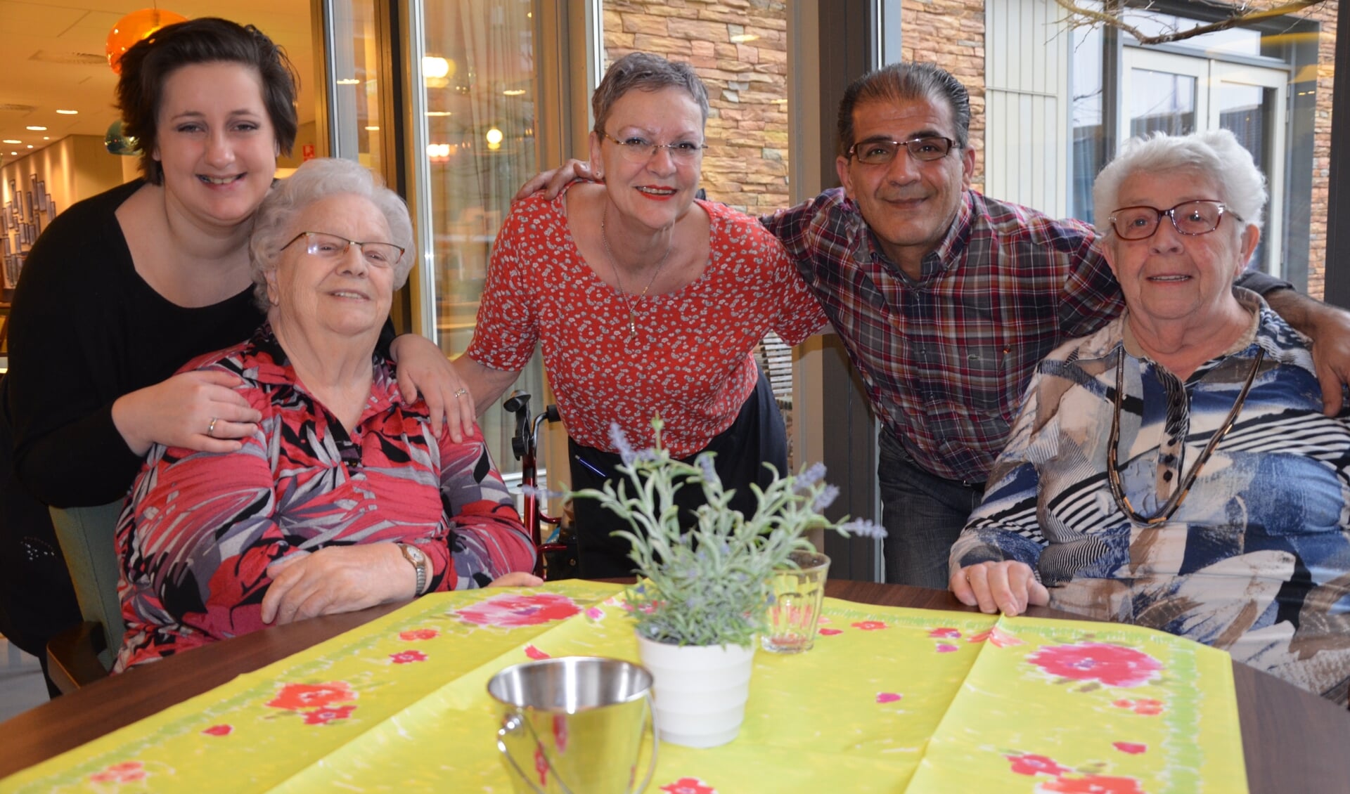 Koeresh (2e van rechts) te midden van collega's en bewoners