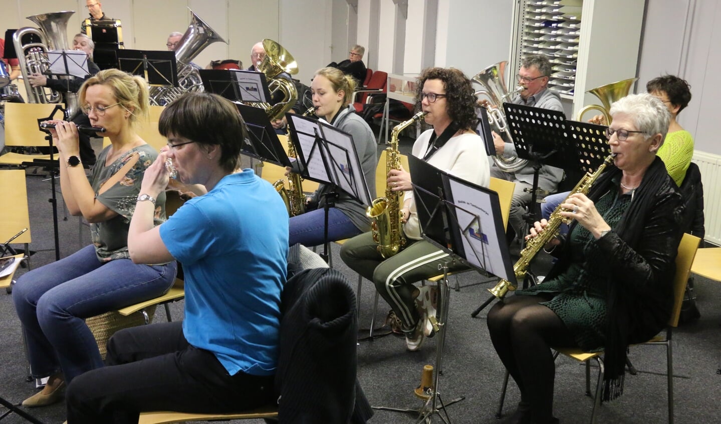 Het Vrijwillig Muziek en Tamboerkorps repeteert in de Generaal Winkelman Kazerne in Harskamp.