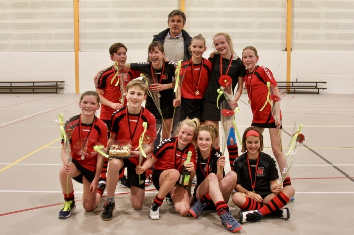 Op de foto Midlandia C1: Richard (trainer/coach) Tijl, Aline, Bregje, Lieke, Renske (achterste rij) Jeske, Benjami, Cis, Minou, Welmoed (voorste rij)