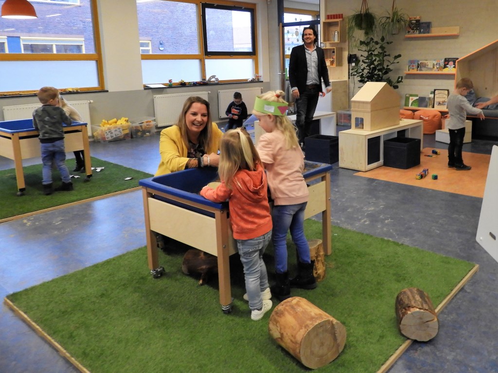 Adjunct-directeur Rosanne Korenhoff en directeur Michel de Zwart in het lokaal van het nieuwe Kleuter Speel- en Leerplein.