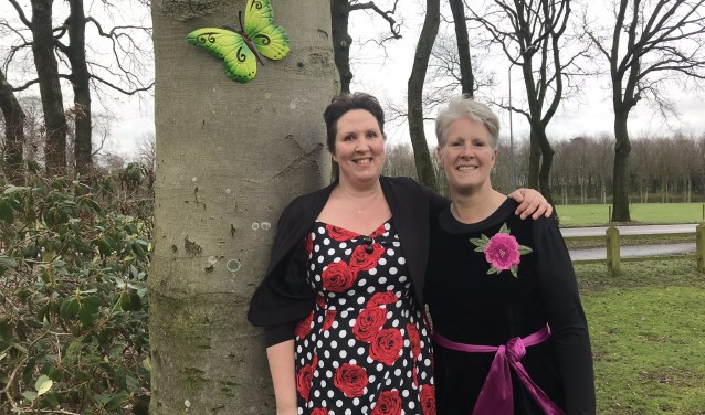 Ellen Heitmeijer en Diana Kalfs bij de lievelingsboom van Henny op landgoed Kernhem. ,,Zo is ze er toch een beetje bij."