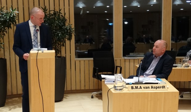 Wethouder Hans Marchal (PCG) en Bart van Asperdt (D66) tijdens het interpellatiedebat