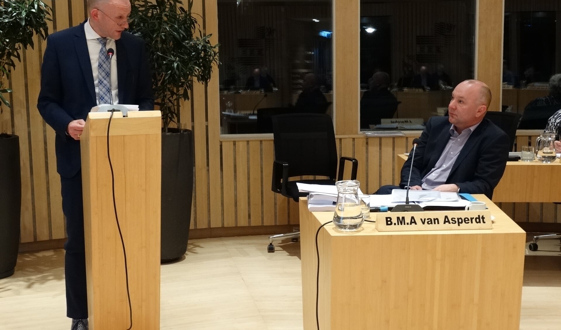 Wethouder Hans Marchal (PCG) en Bart van Asperdt (D66) tijdens het interpellatiedebat