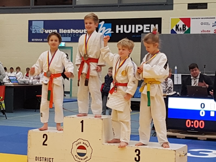 Judoka Viann de Groot (links op de foto) wint zilver bij Noord-Hollands kampioenschap