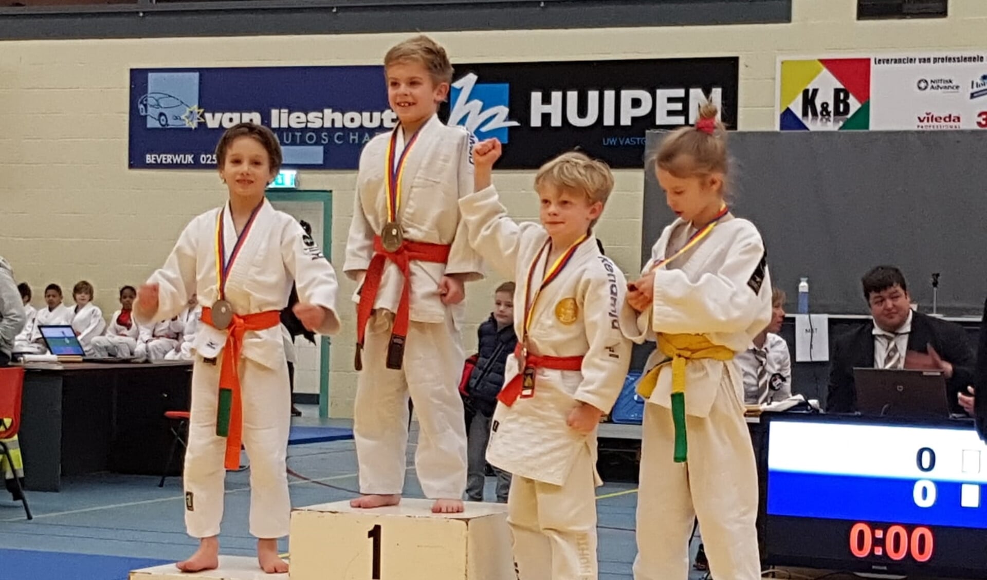 Judoka Viann de Groot (links op de foto) wint zilver bij Noord-Hollands kampioenschap 