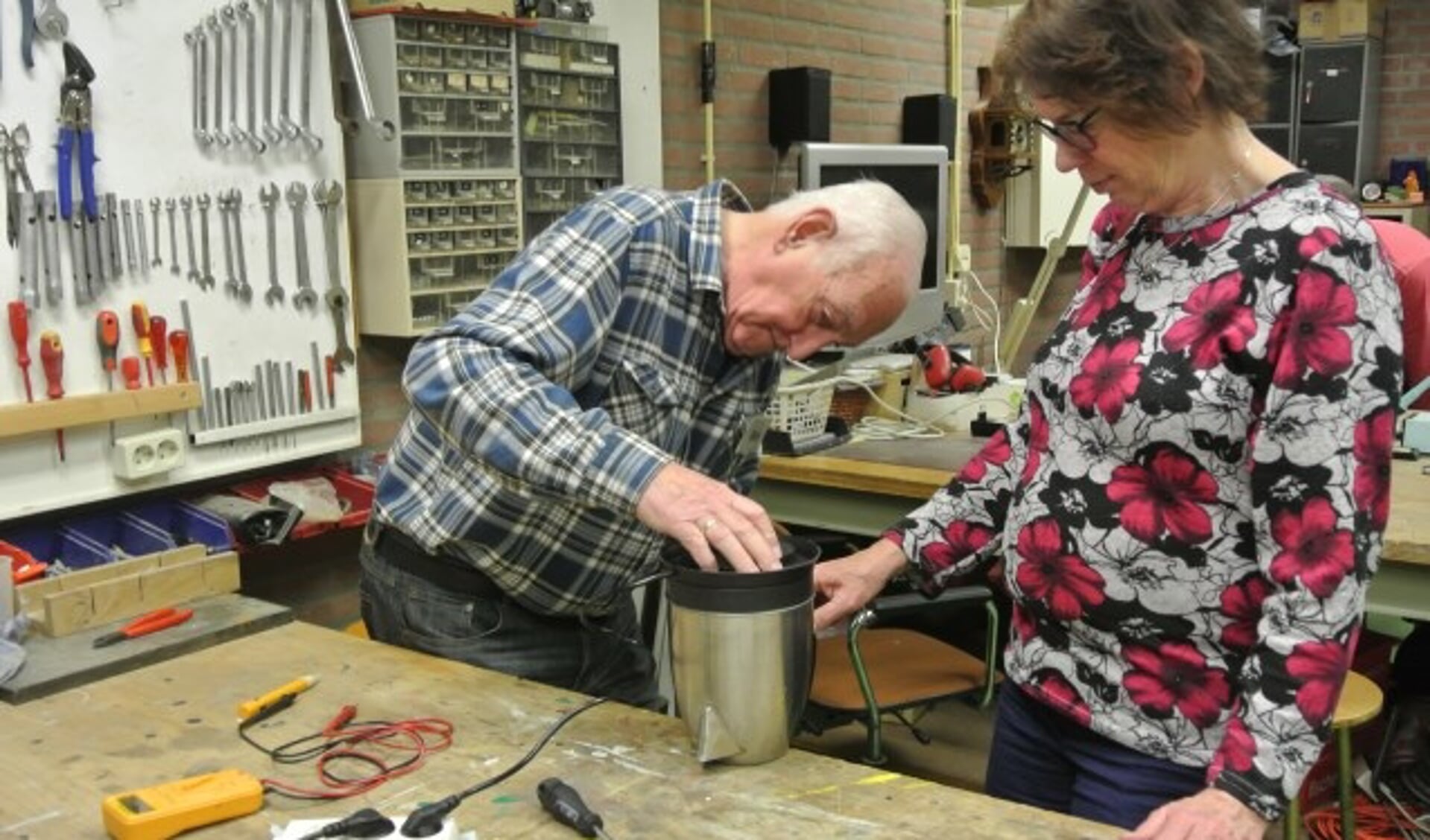 Anke van Mourik uit Groenekan is blij want reparateur Ben heeft haar waterkoker snel weer aan het werk. FOTO: Frans Poot