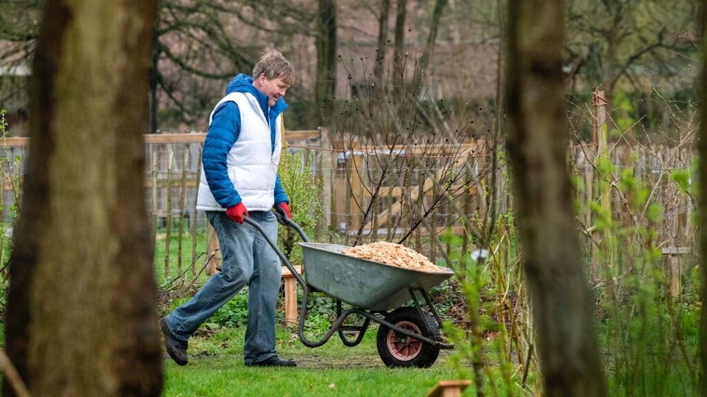 Koning Willem-Alexander hielp in 2019 een handje bij de aanleg van de moestuin op de kinderboerderij De Veenweide.