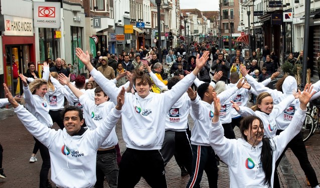 De flashmob in de Langestraat in Amersfoort.